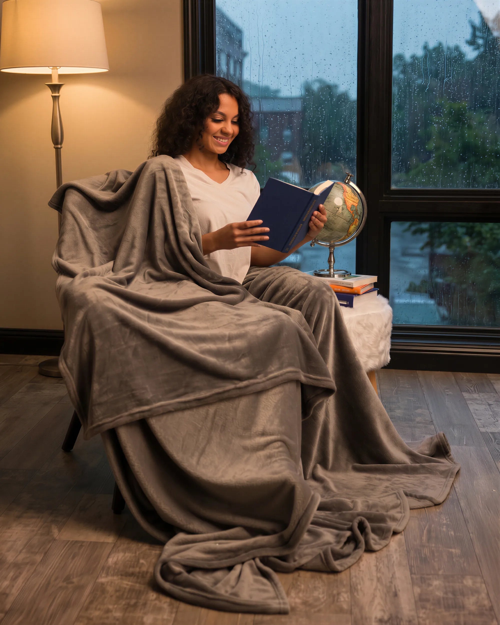 Rain outside. A good book inside. The Big Blanket in Gray turns everyday moments into restorative rituals, wrapping you in lightweight softness that makes it easy to stay a little longer.